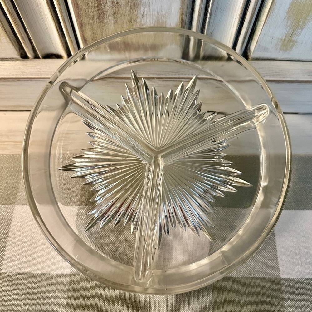VINTAGE, DIVIDED GLASS DISH WITH A METAL LID. VERY NICE, PREOWNED CONDITION. - Picture 7 of 11